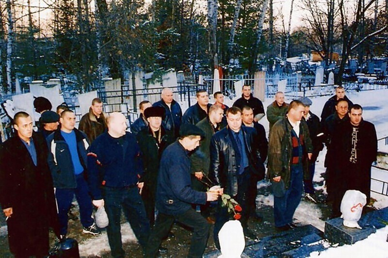 На любительском фото - Хабаровское кладбище. "Братки" у могилы своего "авторитетного" товари
