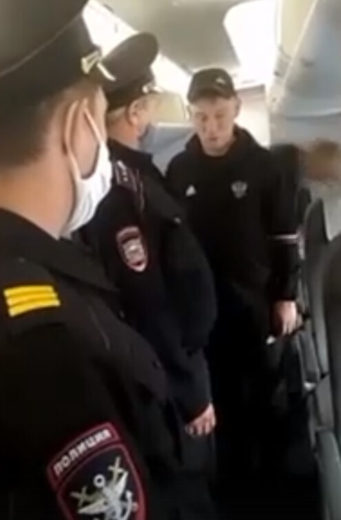 "Маме позвоню!": летевшего в Анапу россиянина задержали за курение в самолете, а он обиделся