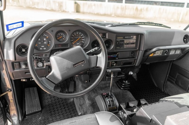 Модифицированный Toyota Land Cruiser 1988 с сиденьями BMW 5-й серии выглядит очень круто