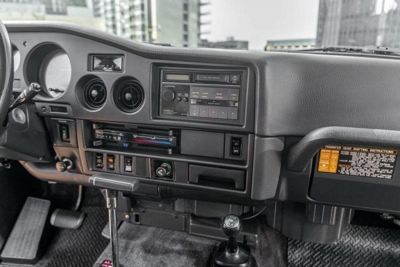 Модифицированный Toyota Land Cruiser 1988 с сиденьями BMW 5-й серии выглядит очень круто