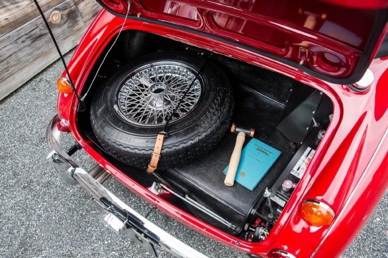 В багажнике главный инструмент для ремонта Austin-Healey – молоток