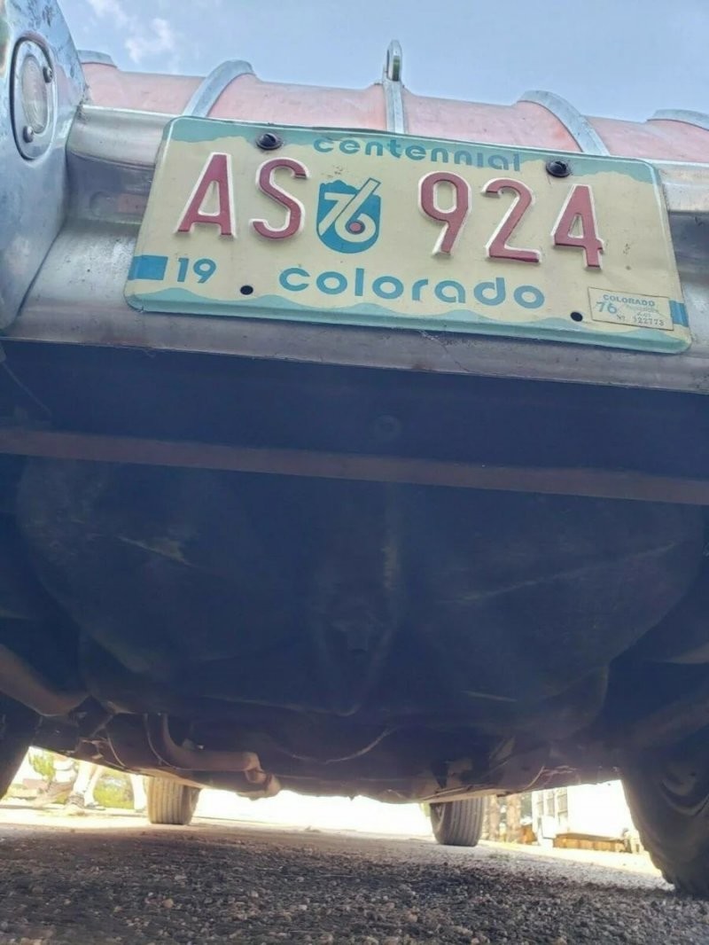 На машине до сих пор висят номера, срок действия которых закончился в 1976 году. Штат Колорадо