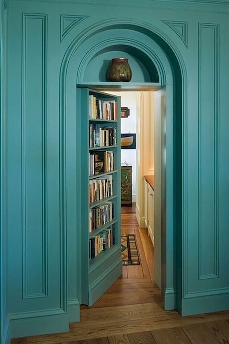 В качестве потайного входа можно использовать книжный шкаф