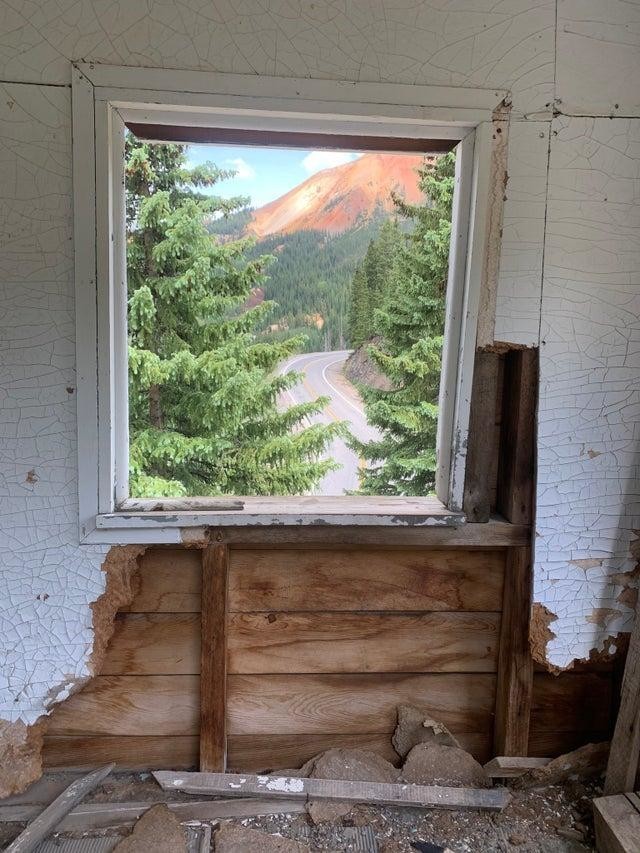Это не картина, это вид из окна