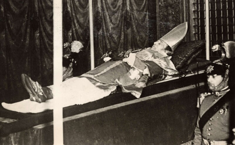 Пий XI на смертном одре, 1939 год