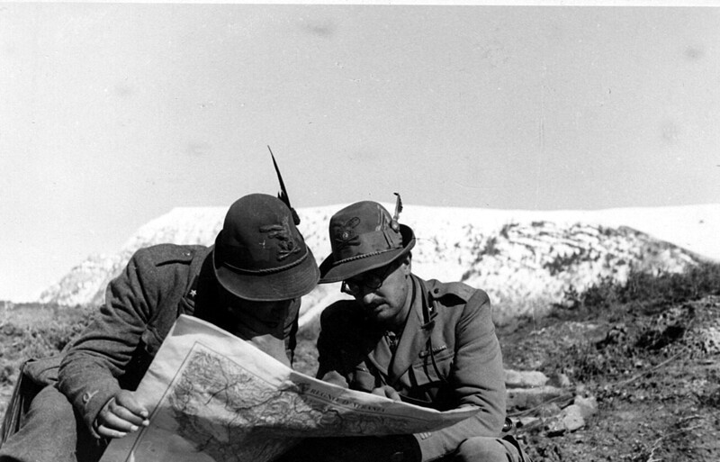 Итальянские офицеры горнострелковой дивизии изучают карту. Хребет Томорри, южная Албания