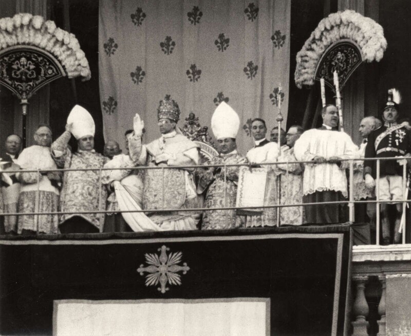 Пий XII благословляет собравшихся с балкона в Ватикане