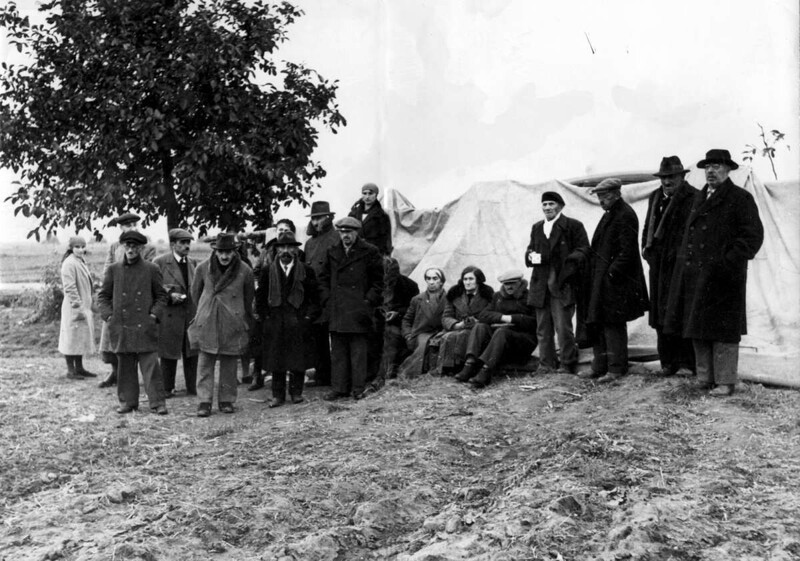 Польские евреи, которых должны депортировать из Германии в Польшу ждут на границе в специальном лагере. Они живут в палатках по тридцать человек в каждом.1938