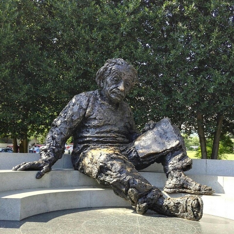 9. Статуя Альберта Эйнштейна в Вашингтоне