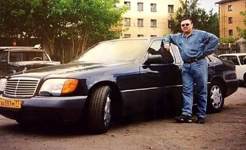 Михаил Круг возле своего автомобиля Mercedes W140. Россия, 90-е годы