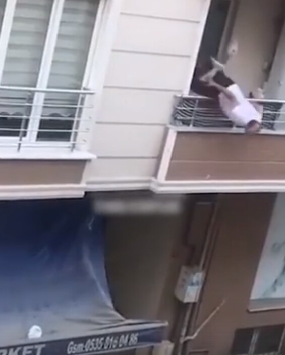 Ссора по-турецки: мужик выпал с балкона во время перепалки со своей девушкой