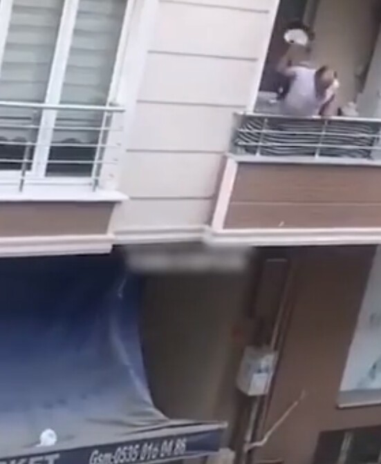 Ссора по-турецки: мужик выпал с балкона во время перепалки со своей девушкой