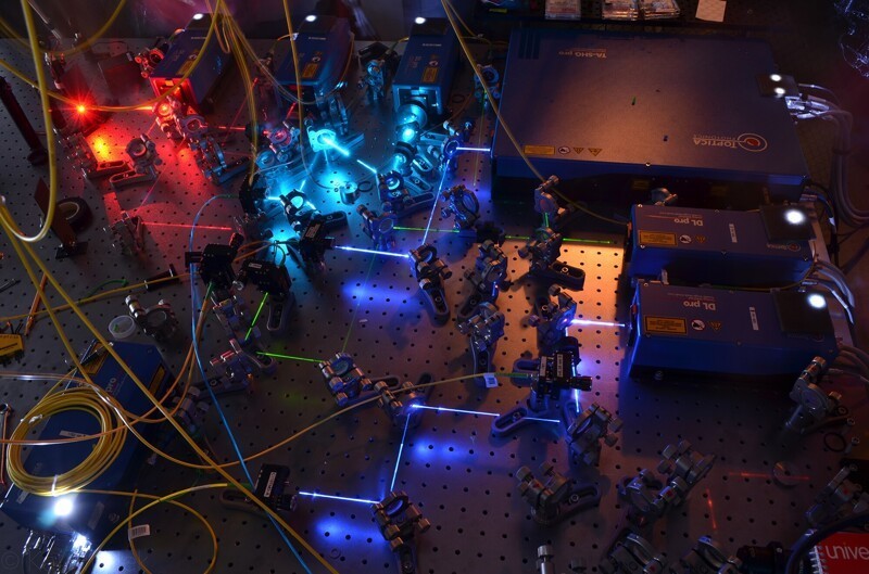 Лазеры в лаборатории Кристофера Монро в Университете Мэриленда используются для управления квантовыми битами на основе атомов.