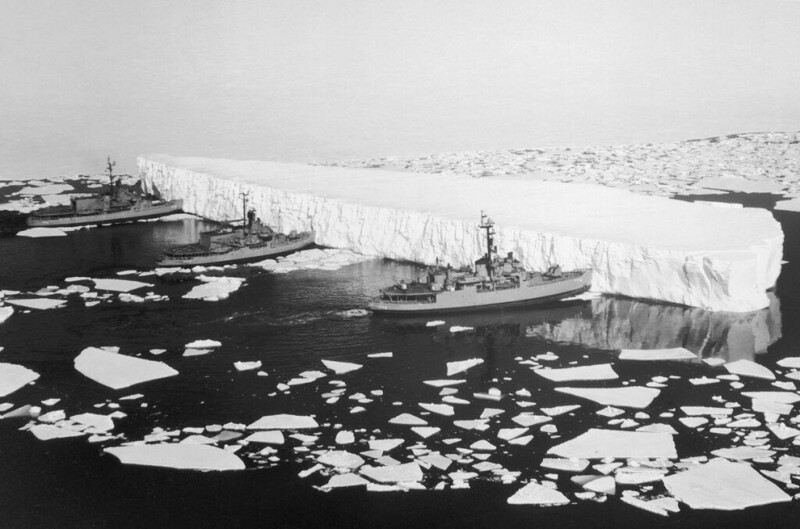 Ледоколы толкают айсберг, для освобождения прохода в проливе Мак-Мёрдо, Антарктика, 29 декабря 1965 г.