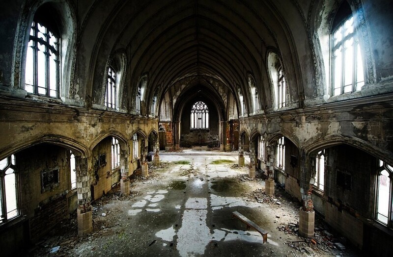 Тоже Детройт. Заброшенная католическая церковь. (Фото Mark Blinch | Rueters):