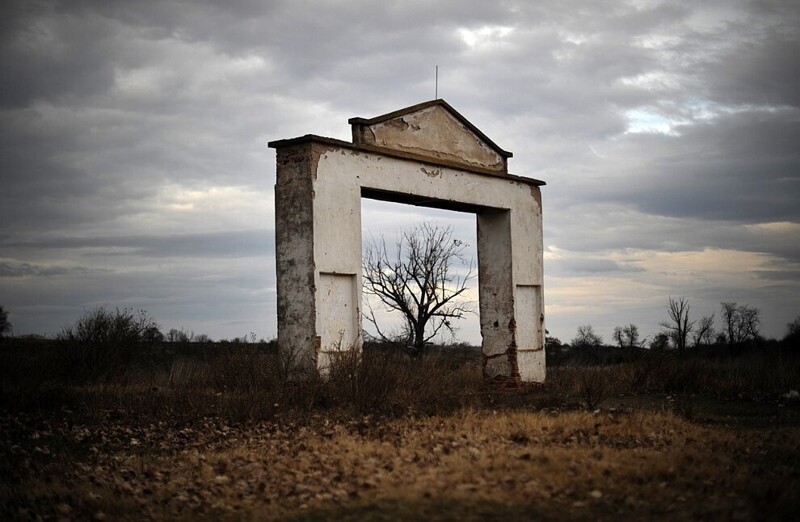 Ворота в поле. Раньше здесь была ферма. Около 100 км к северу от Софии, Болгария. (Фото Dimitar Dilkoff | AFP | Getty Images):