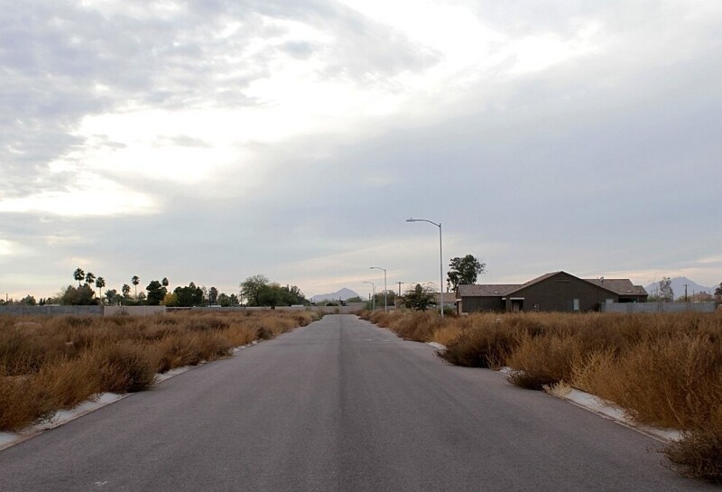 Незавершенное и заброшенное строительство в городке Кулидж, Аризона. (Фото Joshua Lott | Reuters):