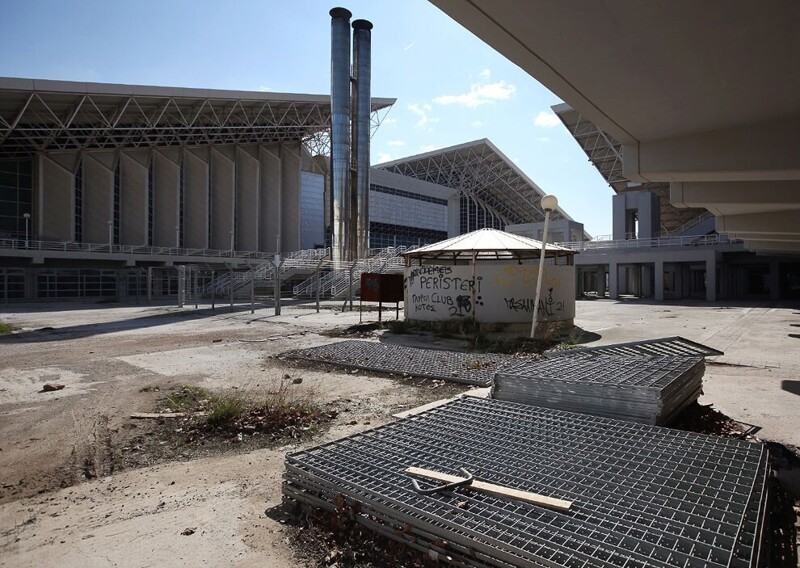 Заброшенные спортивные сооружения в Афинах, оставшиеся после Олимпийских игр 2004 года в Греции. (Фото Oli Scarff | Getty Images):