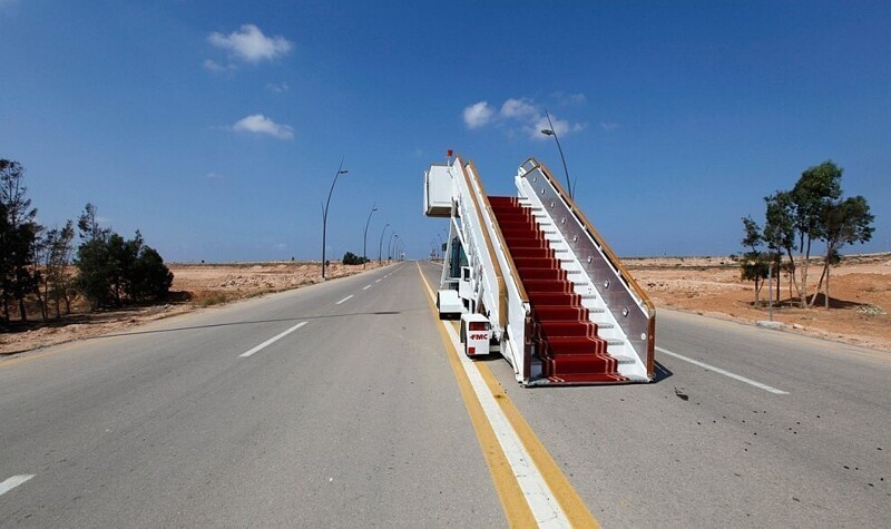 Заброшенное шоссе, ведущее к аэропорту в Сирте, Ливия. (Фото Anis Mili | Reuters):