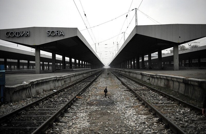 Центральный железнодорожный вокзал Софии. Правда, он не заброшен, а выглядит пустынным из-за забастовки рабочих, 24 ноября 2011. (Фото Dimitar Dilkoff | AFP | Getty Images):