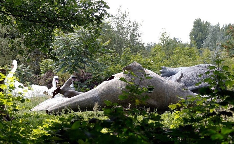 Заброшенный парк аттракционов Шпреепарк в Берлине с валяющимися динозаврами. Парк построили в 1969 году, но после объединения двух Берлинов он потерял свою актуальность и вскоре закрылся из-за отсутствия финансирования. (Фото Fabrizio Bensch | Reuter
