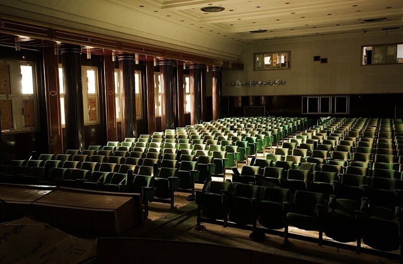Конференц-зал в заброшенном соборе в городе Бенгази, Ливия. (Фото Gianluigi Guercia | AFP | Getty Images):
