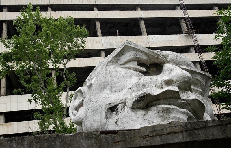 Памятник В.И.Ленину на заброшенном заводе в Тбилиси, Грузия. (Фото David Mdzinarishvili | Reuters):