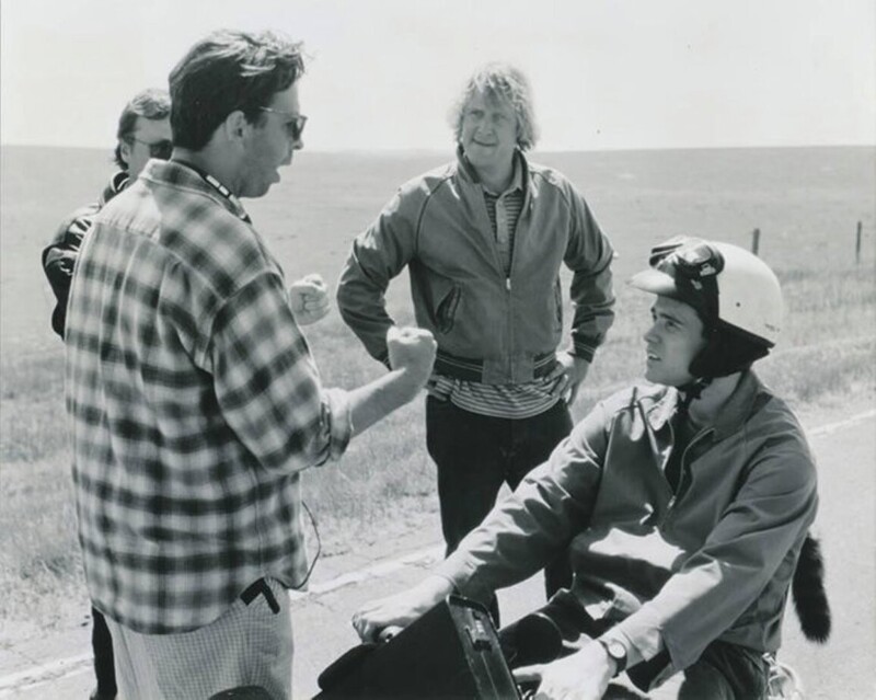 Джефф Дэниелс и Джим Керри на съёмках фильма «Тупой и еще тупее», 1994 год