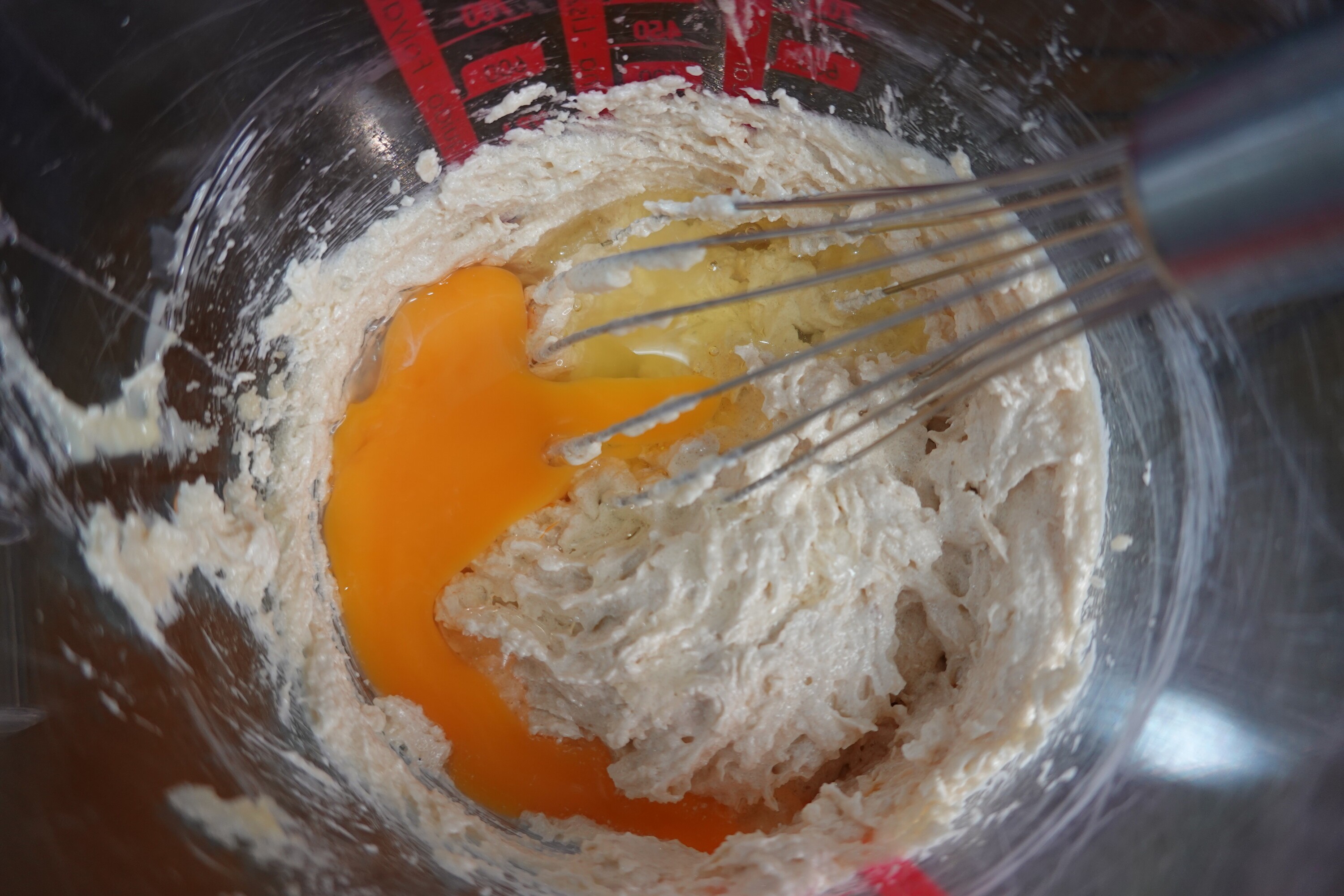 Яйца с маслом сахар разрыхлитель. Перемешиваем тесто для Черничного маффина.
