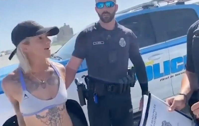 Американские полицейские арестовали отдыхающую на пляже девушку за слишком смелое бикини