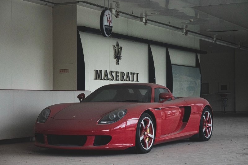 Porsche Carrera GT стоит уже 8 лет: заброшенный дилерский центр суперкаров в Китае