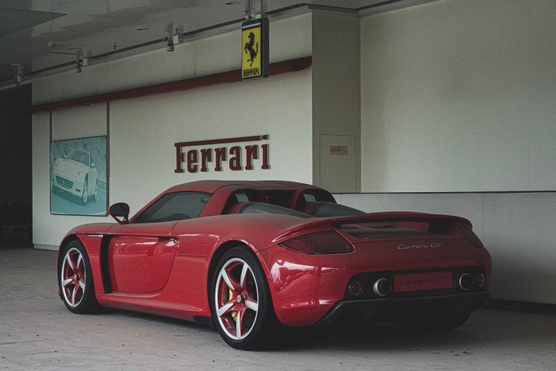 Porsche Carrera GT стоит уже 8 лет: заброшенный дилерский центр суперкаров в Китае