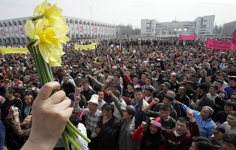 "Тюльпановая революция" в Киргизии 2005 года и апрельская революция 2010 года