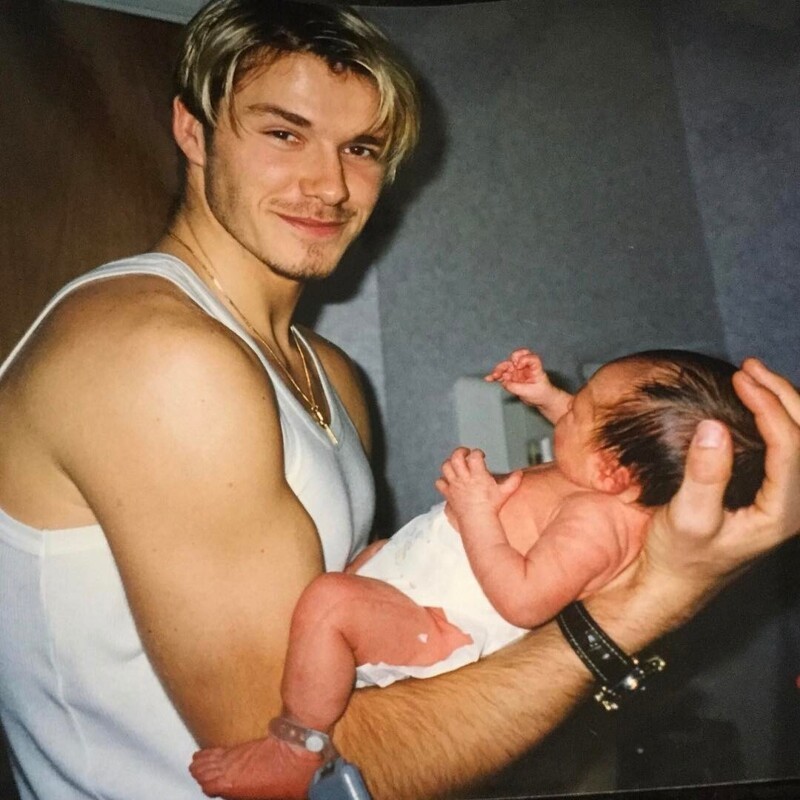 Дэвид Бекхэм с недавно родившимся сыном Бруклином, 1999 год
