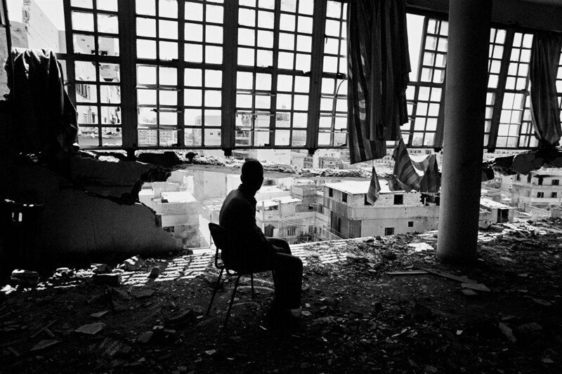 1982. Мужчина сидит в разрушенной психиатрической больнице в Сабре, лагере палестинских беженцев в Бейруте