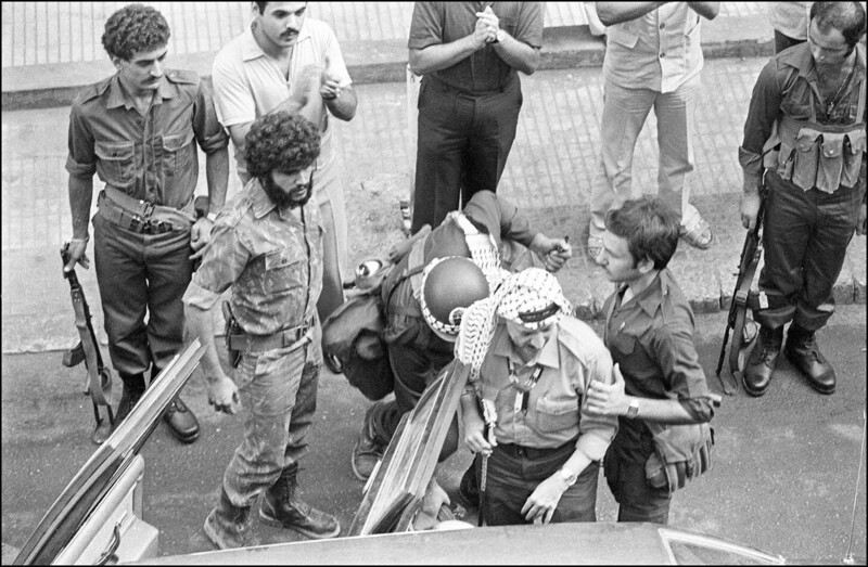 1982. Председатель ООП Ясир Арафат в окружении телохранителей бежит из Бейерута в Тунис. 30 августа