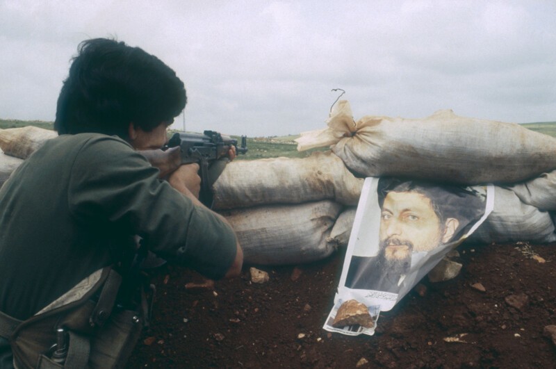 1982. Боец шиитской мусульманской боевой организации «Амаль» стреляет из штурмовой винтовки из-за баррикады в Бейруте