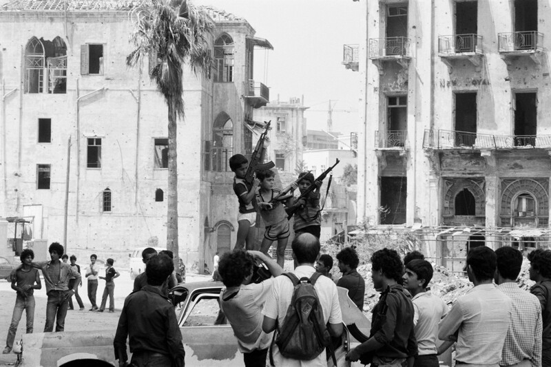 1982. Ливанские дети размахивают автоматами Калашникова