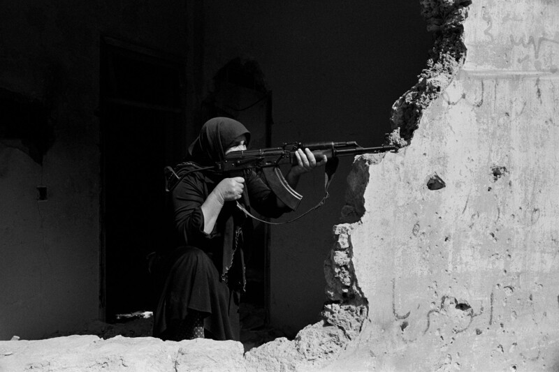 1982. Женщина наводит винтовку АК-47 на стену в Западном Бейрут