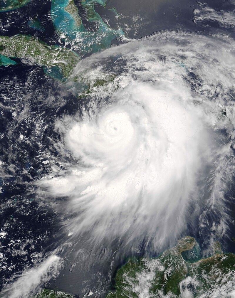 Спутниковый снимок урагана Дэннис, 7 июля 2005: