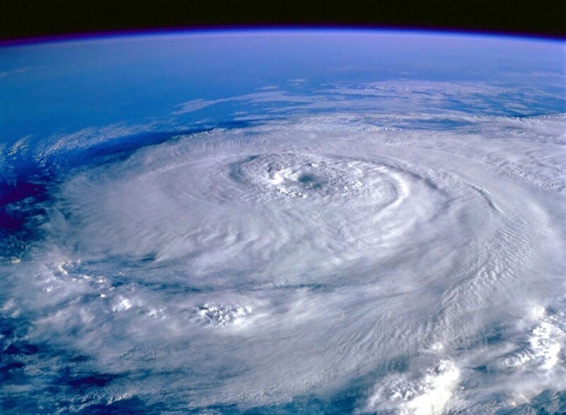 Вид на ураган из космоса: