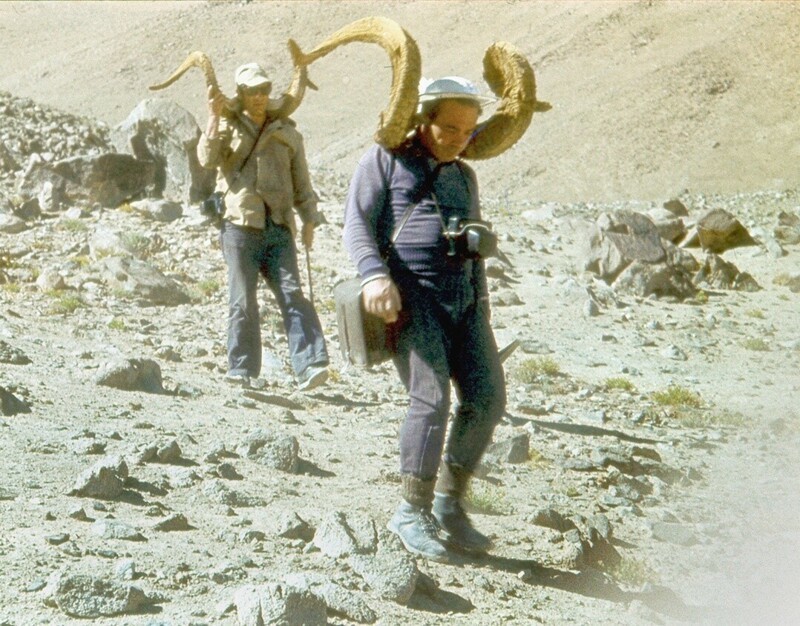 Геологи с находками на горных склонах Памира, Таджикская ССР, 1975. Фотограф Владимир Фараджев