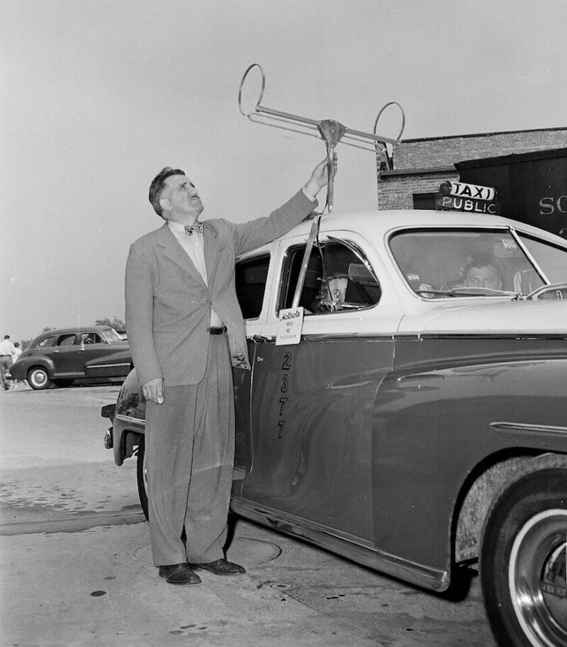 Человек настраивает антенну первого телевизора, который будет установлен в такси, Чикаго, 1948 год