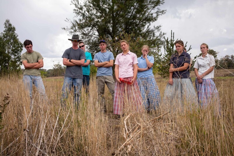 Студенты из академии Дантония посещают занятия на открытом воздухе по восстановительному сельскому хозяйству, Новый Южный Уэльс, Австралия.