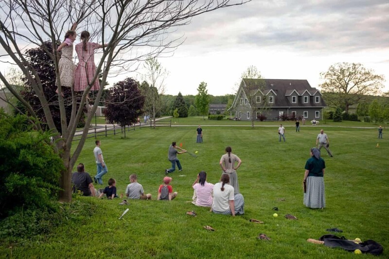 В сообществе Фоксхилл в северной части штата Нью-Йорк проводится импровизированная игра в софтбол.
