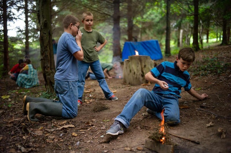 Дети учатся кустарному ремеслу за 24-часовое пребывание в лесу, Дарвелл, Восточный Суссекс.