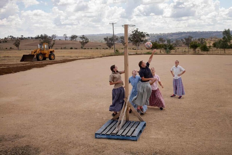 Девочки играют в баскетбол, община Дантония, Австралия.