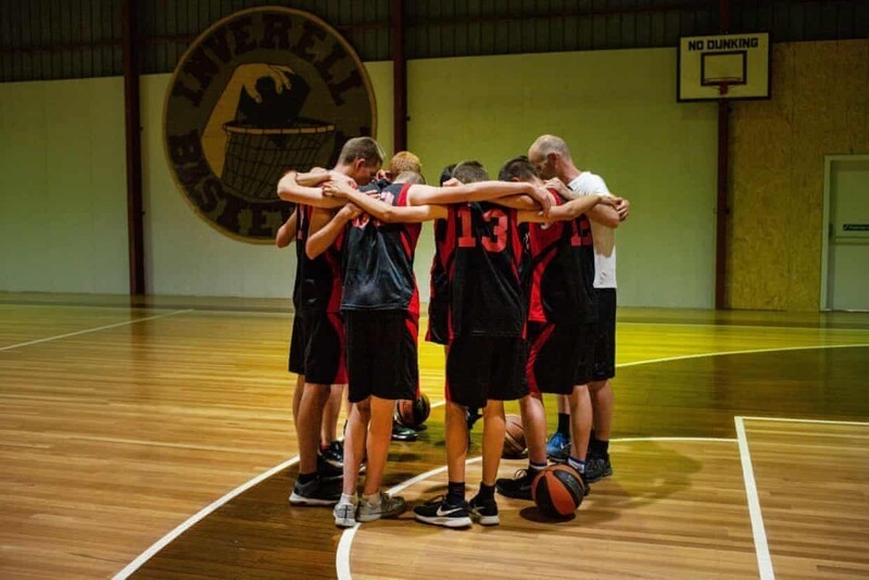 Баскетбольная команда средней школы молится перед игрой, Австралия.
