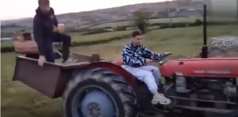 Когда попытался научить приятеля водить трактор, но что-то пошло не так