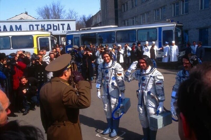 Немецкий астронавт Клаус-Дитрих Фладе приветствует российских военных чиновников перед посадкой на космический корабль. Байконур, 1996 год